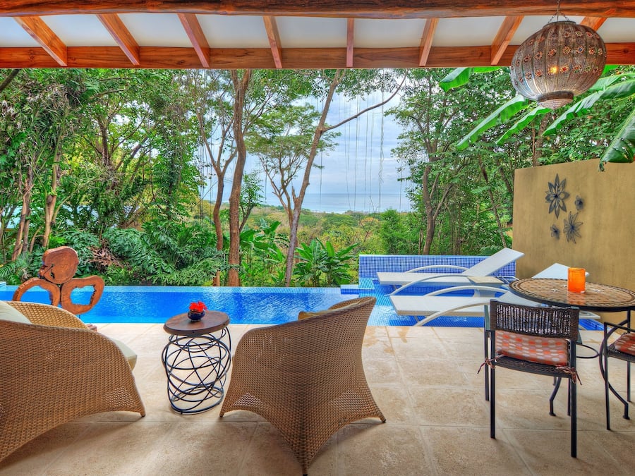 Een buitenzwembad, parasols voor strand/zwembad