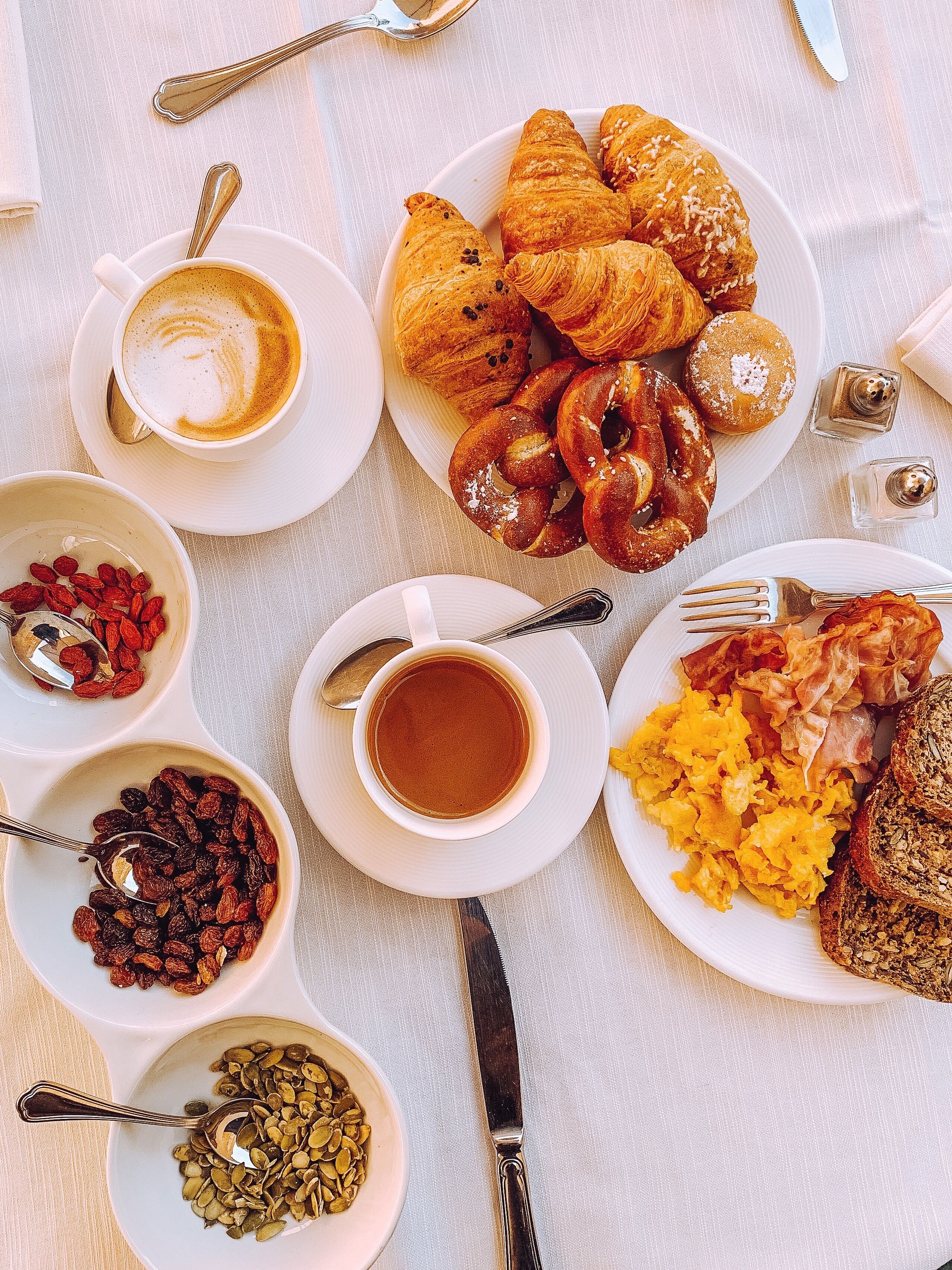 Petit déjeuner buffet (25 EUR par personne)