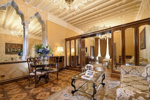 A luxurious room with ornate chandeliers, a grand mirror, and classic furniture. - Hotel Ai Reali di Venezia (Venice)