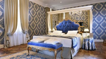 Junior-suite | Dundyner, minibar, pengeskab på værelset, individuelt design