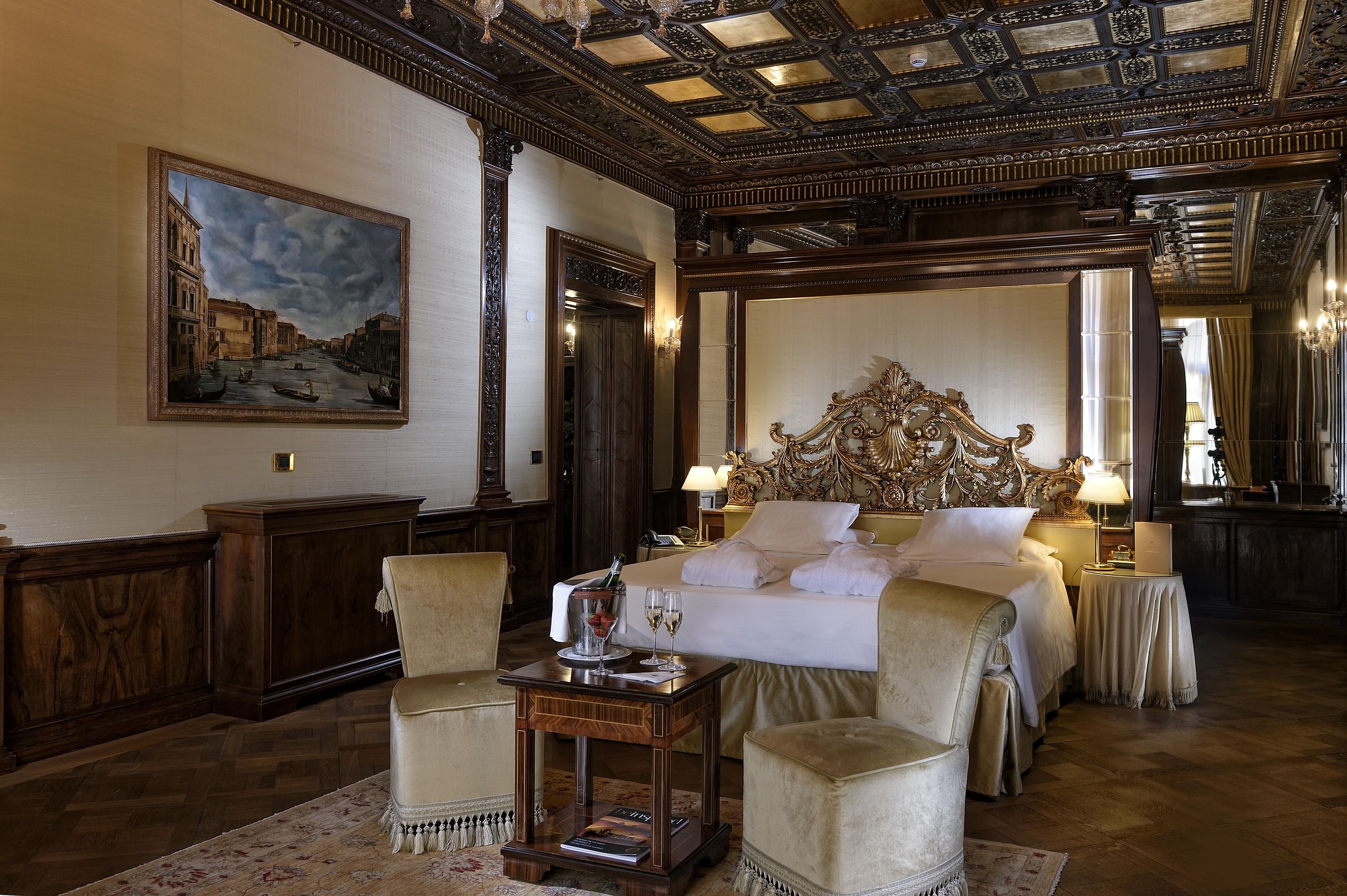 Um quarto de hotel luxuoso, com uma cama grande, uma pintura clássica e painéis de madeira elegantes.