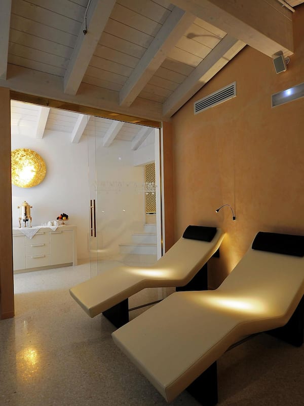 Couples treatment rooms, body treatments, hot stone massages