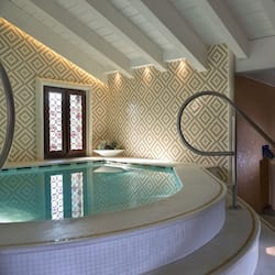 Couples treatment rooms, body treatments, hot stone massages