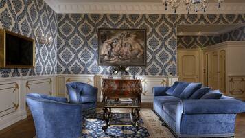 Suite - udsigt til kanal | Opholdsområde | 32-tommers fladskærms-tv med satellitkanaler, tv