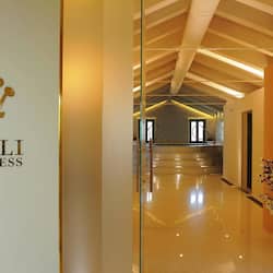 Couples treatment rooms, body treatments, hot stone massages