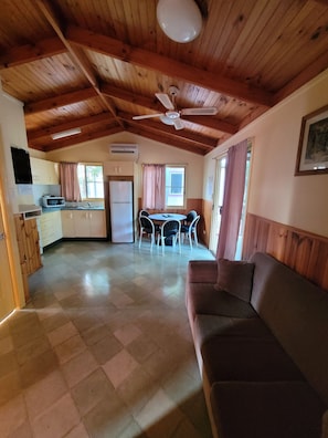 Vila, 2 quartos | Cozinha privada | Geladeira grande, micro-ondas, cooktop, chaleira elétrica