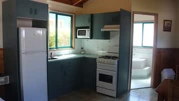 Villa, acceso al spa | Cocina privada | Frigorífico grande, microondas, placa de cocina y hervidor eléctrico