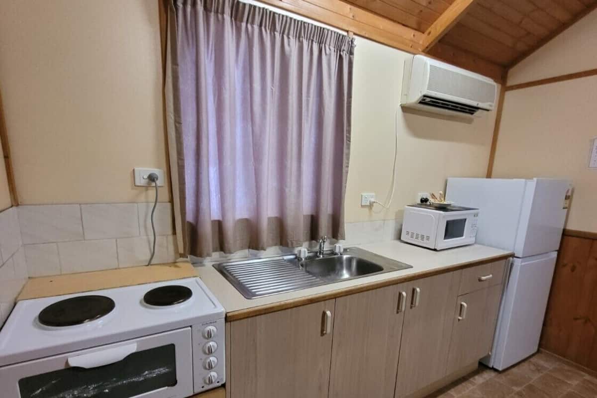 Cottage | Privékeuken | Een koelkast/vriezer, een magnetron, een kookplaat, een waterkoker