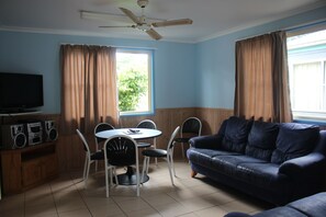 家庭房 | 起居区 | 24-英寸电视（配备数码频道）