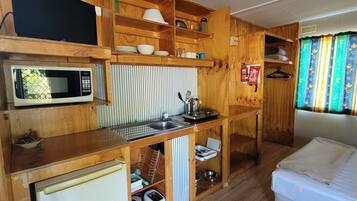 Basic Studio, Multiple Beds | Private kitchen