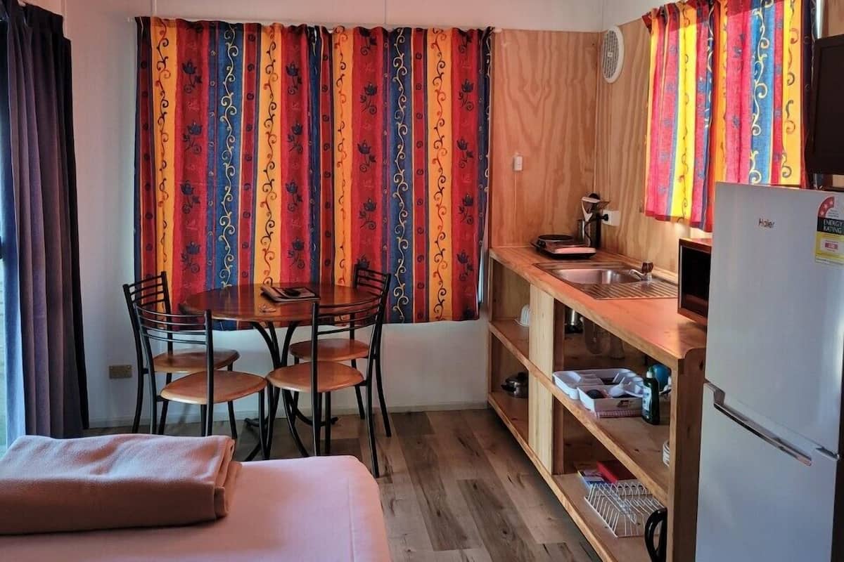 Eenvoudige studio, meerdere bedden | Privékeuken | Een koelkast/vriezer, een magnetron, een kookplaat, een waterkoker