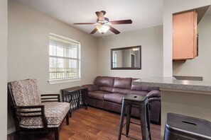 1 غرفة نوم ومكتب ومساحة عمل للكمبيوتر المحمول ومكواة/لوح كي