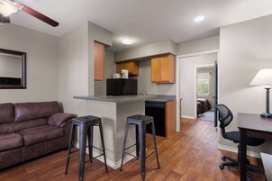 Refrigerador, microondas, placa de cocina, lavavajillas