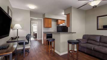 1 habitación, escritorio y espacio para trabajar con laptop