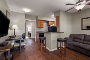 1 habitación, escritorio y espacio para trabajar con laptop 