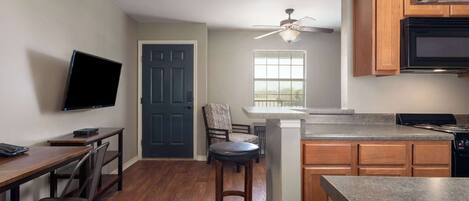 Suite, 1 camera da letto, non fumatori | 1 camera, una scrivania, postazione laptop, ferro/asse da stiro