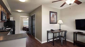 Suite, 1 Schlafzimmer, barrierefrei, Nichtraucher (Mobility, Roll-in Shower) | 1 Schlafzimmer, Schreibtisch, laptopgeeigneter Arbeitsplatz