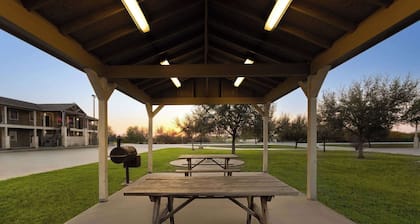 Eagle's Den Three Rivers Texas a Travelodge by Wyndham