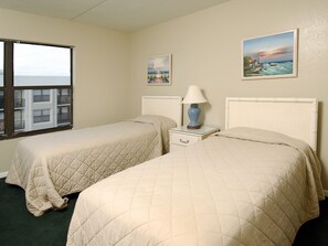 Condo, 2 Bedrooms, 2 Bathrooms, Sea Facing | 각각 다른 스타일의 인테리어, 각각 다르게 가구 비치, 다리미/다리 미판, 알람 시계