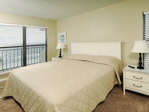 Condo, 2 Bedrooms, 2 Bathrooms, Sea Facing | 客室ごとに異なる装飾、客室ごとに異なるインテリア、アイロン / アイロン台、アラーム付き時計