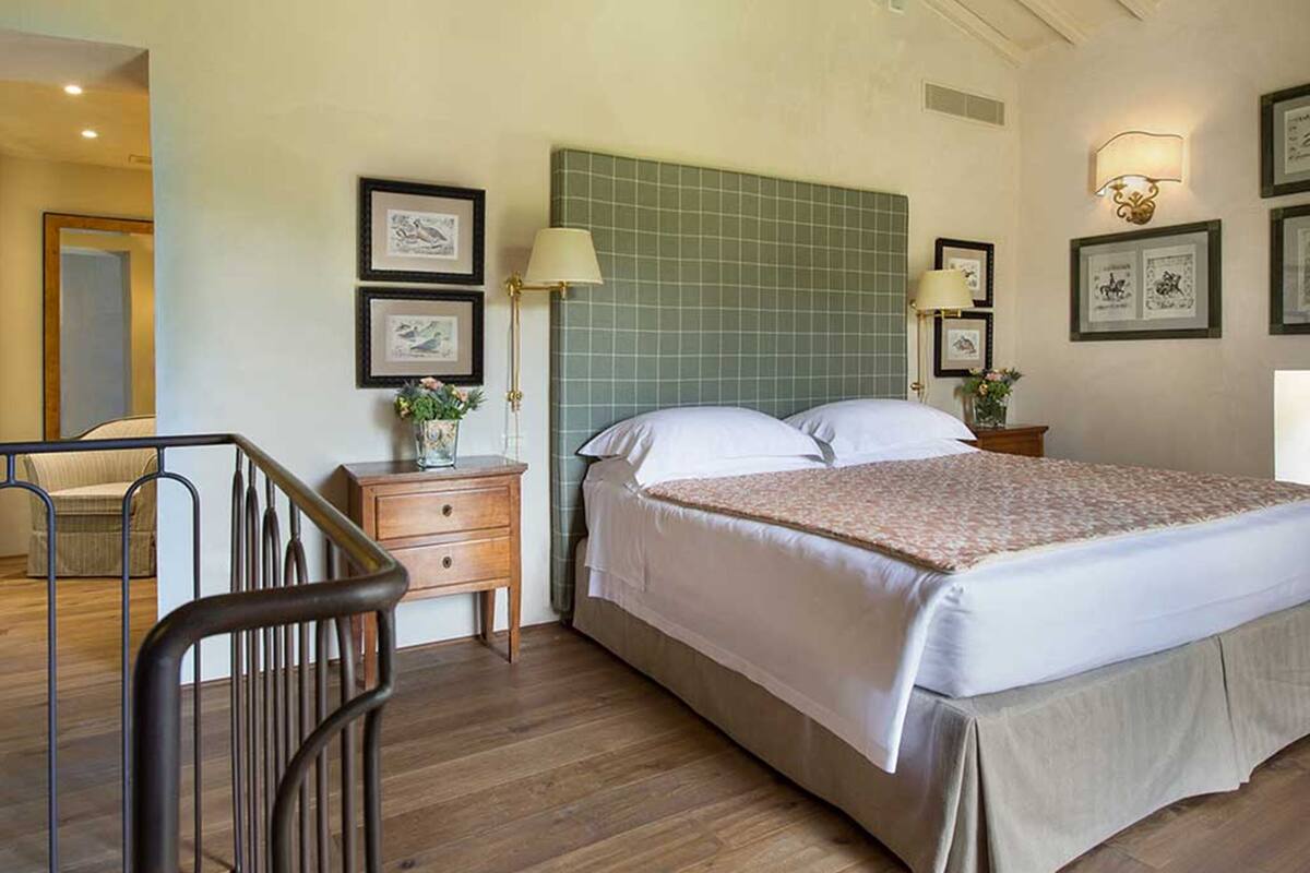 Suite Prestige (Borgo) | Down comforters, in-room safe, iron/ironing board (on request)