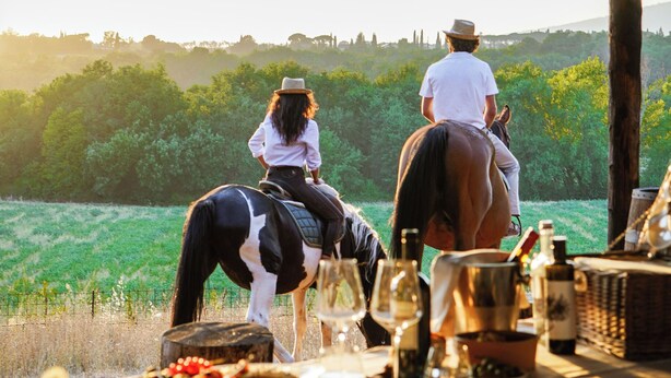Una mesa de comedor al aire libre con vista a un paisaje.