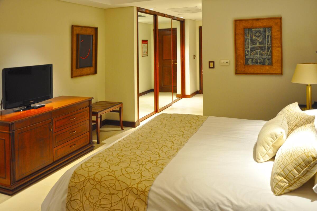 Minibar, in-room safe, desk, free WiFi