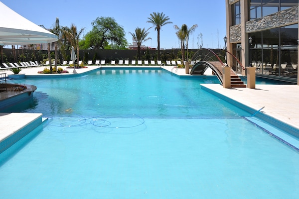 Hồ bơi trong nhà, hồ bơi ngoài trời