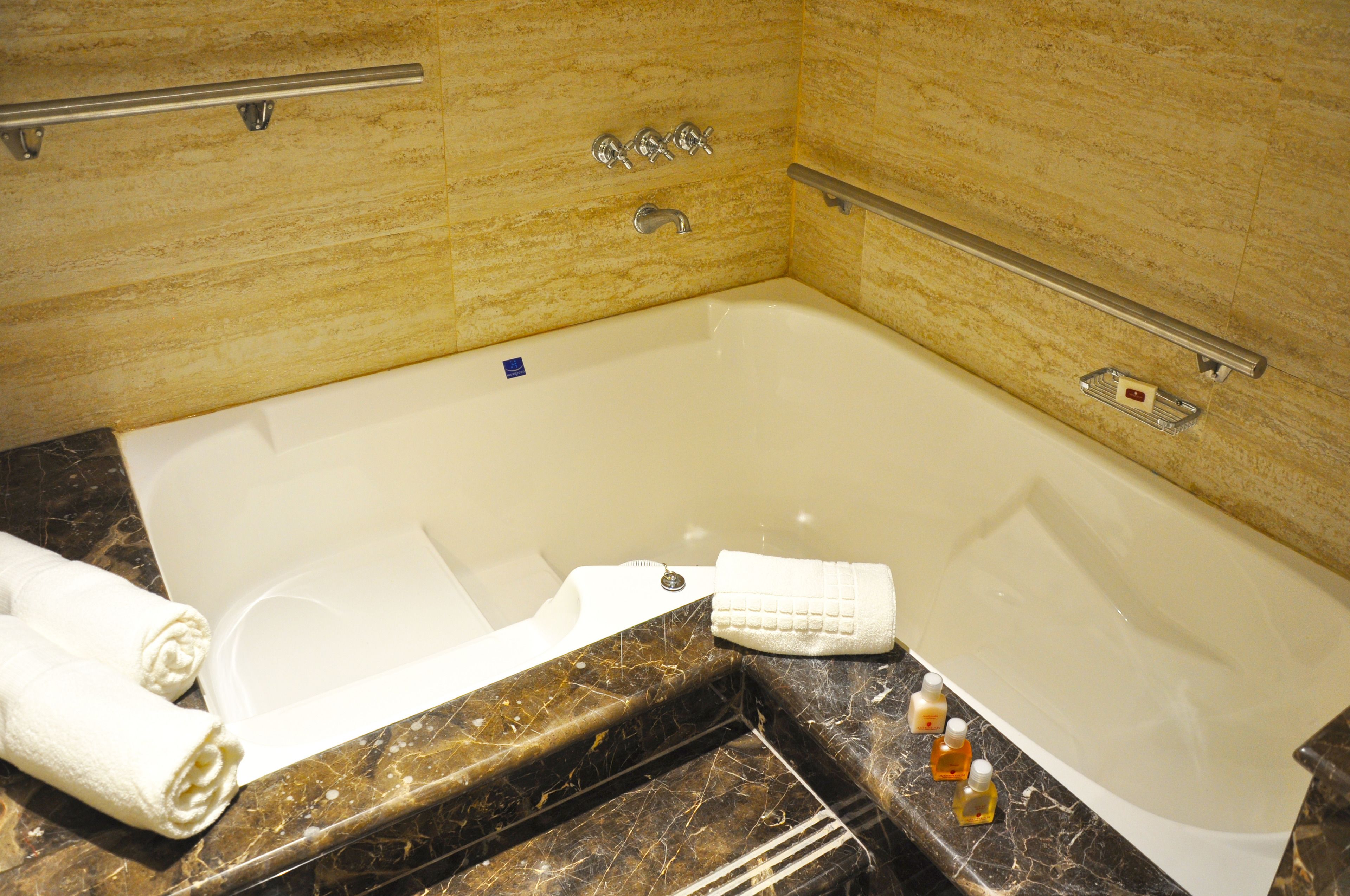 executive suite, 1 king bed | deep-soaking bathtub