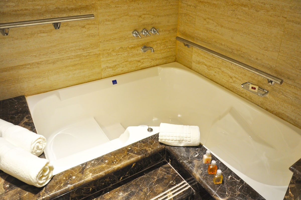 executive suite, 1 king bed | deep-soaking bathtub