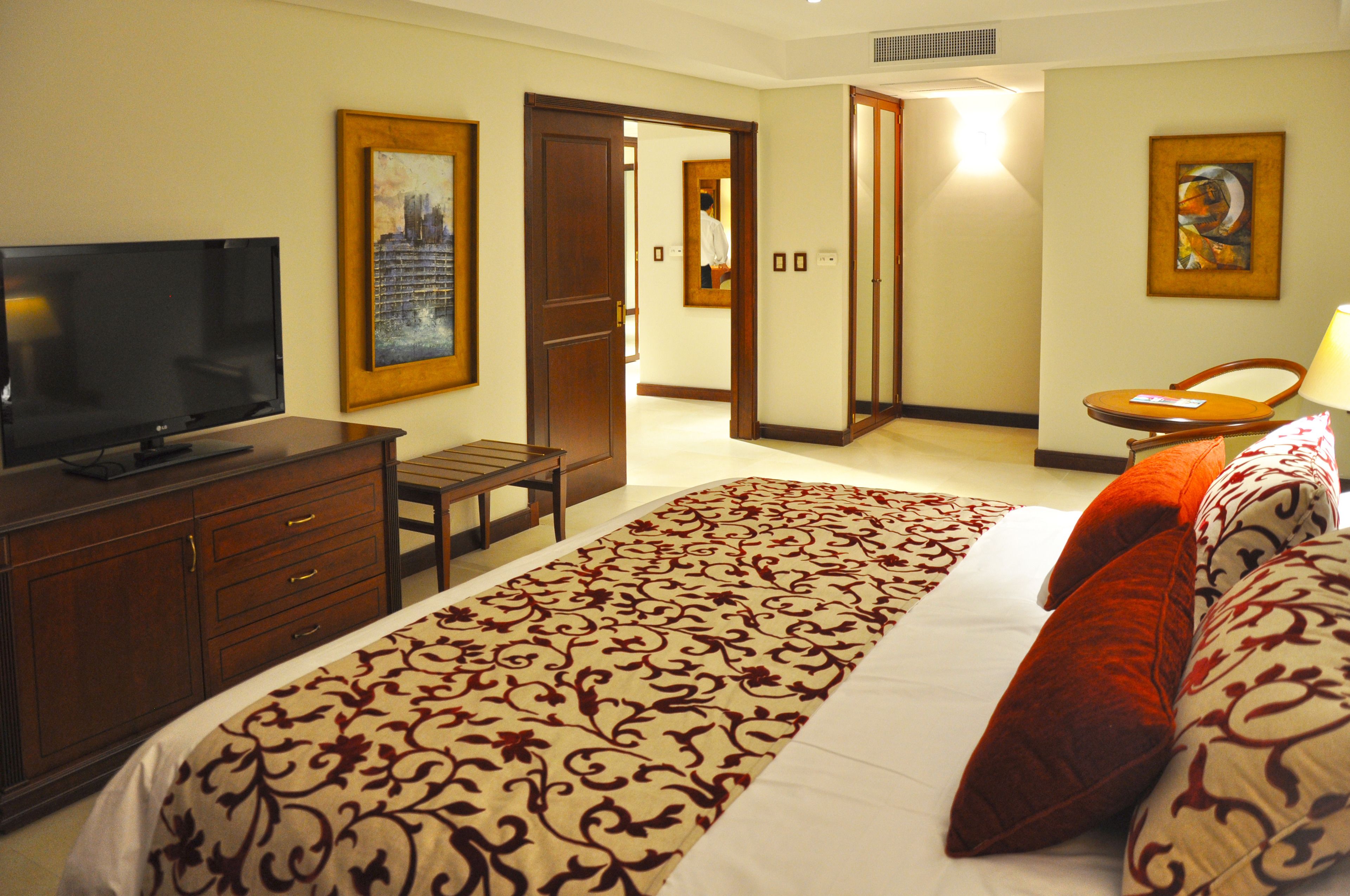 executive suite, 1 king bed | minibar, in-room safe, desk, free wifi