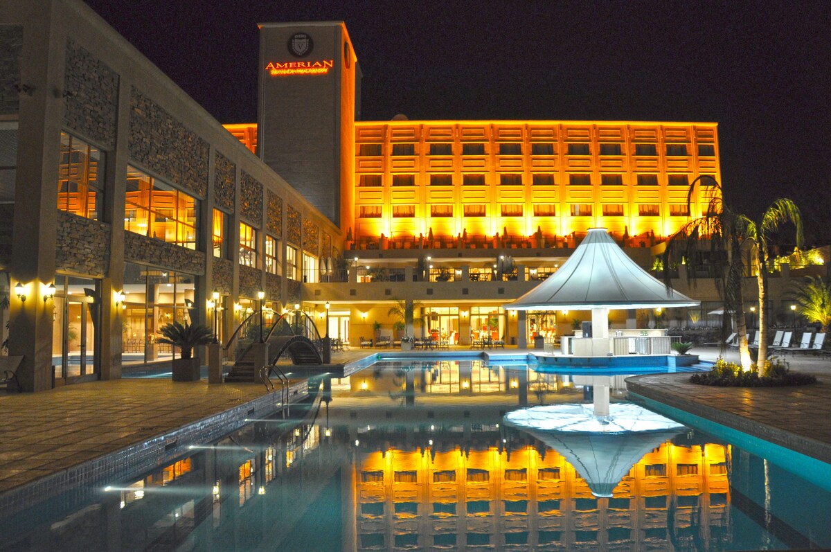 Una piscina cubierta, una piscina al aire libre