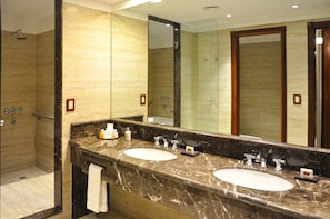 Suite Exécutive, 1 très grand lit | Lavabo de la salle de bain