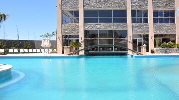 Una piscina techada, una piscina al aire libre