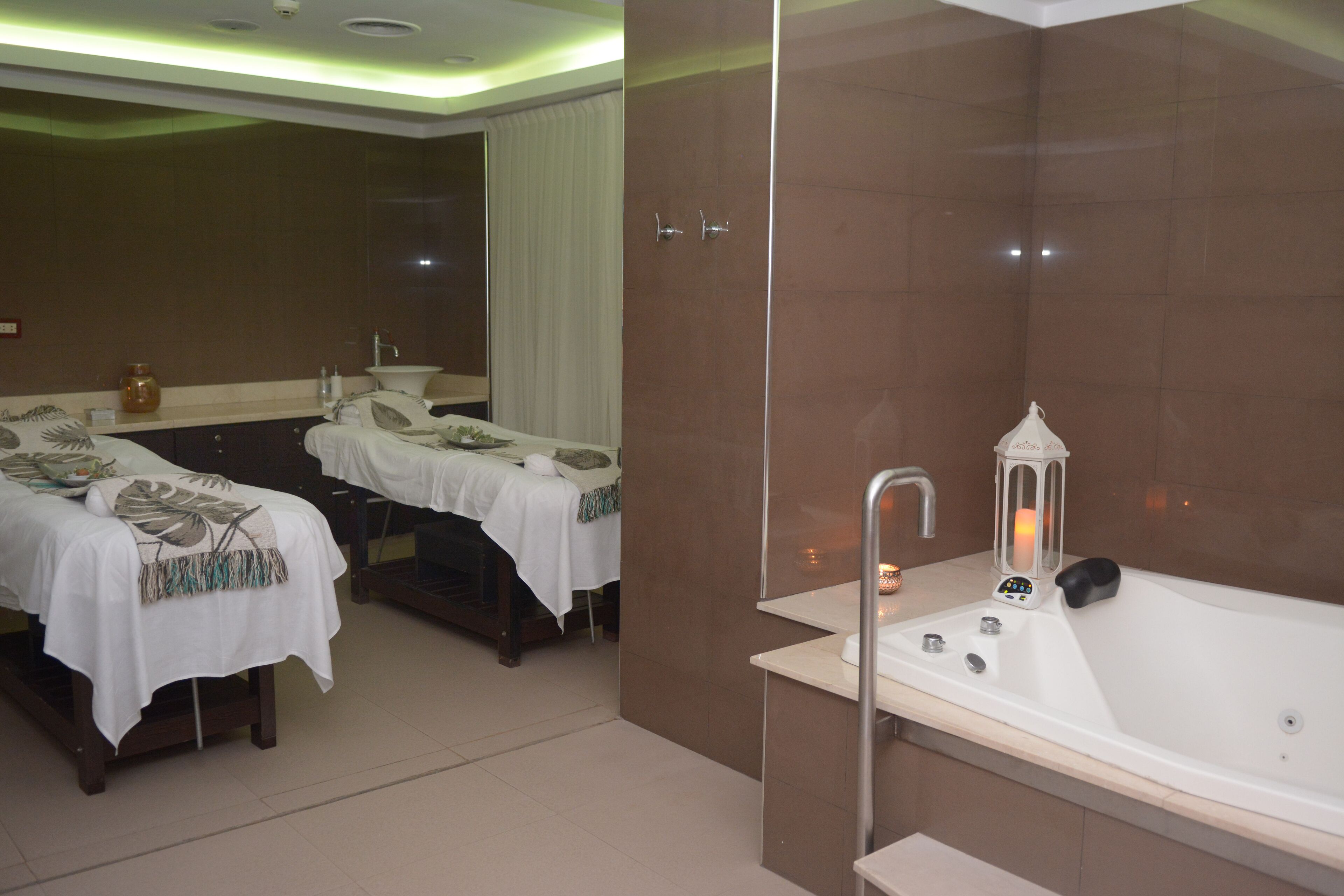 couples treatment room(s), sauna, hot tub, hot springs/mineral springs