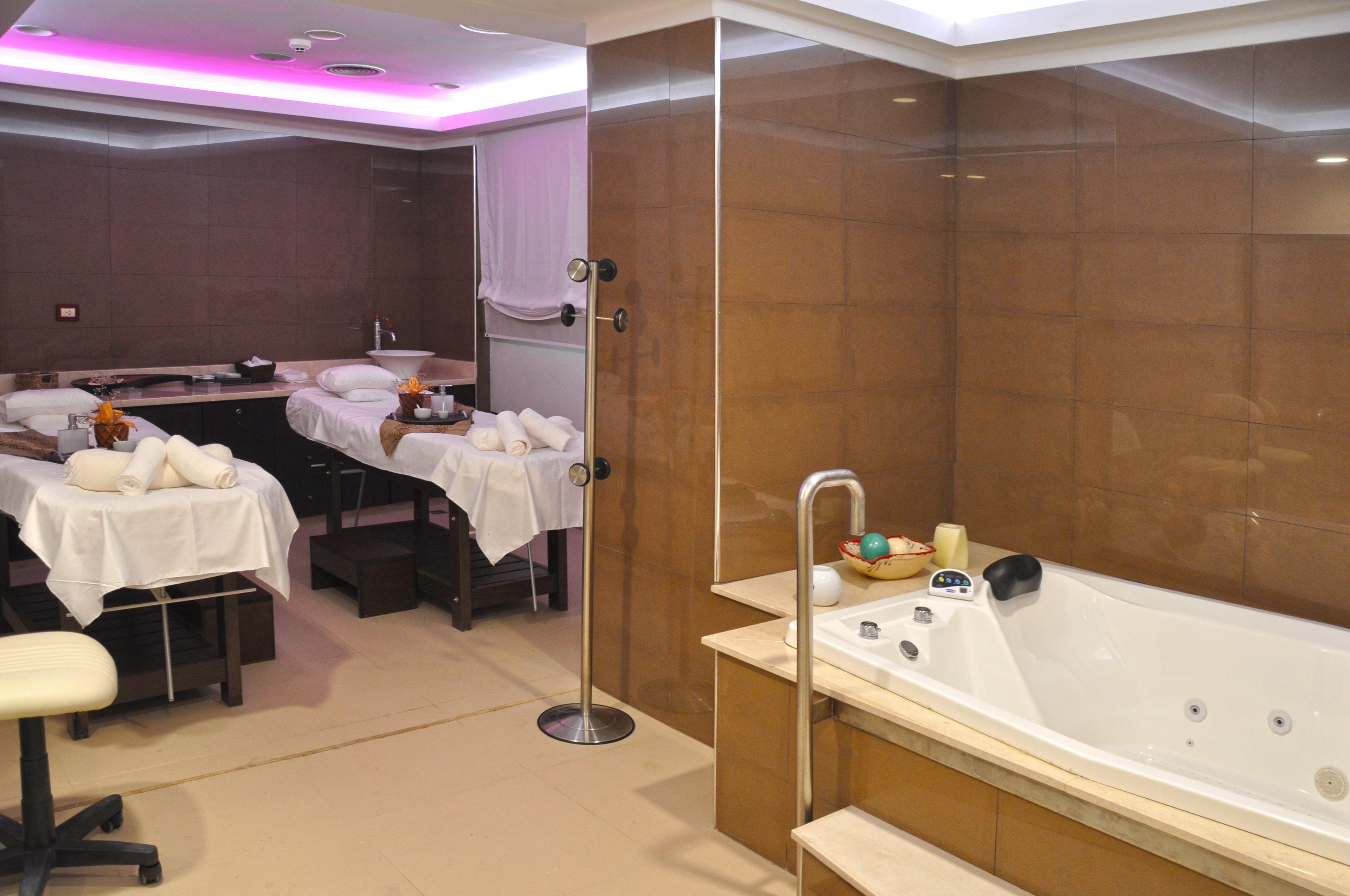 couples treatment room(s), sauna, hot tub, hot springs/mineral springs