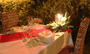 Phục vụ bữa sáng, bữa trưa, bữa tối, món ăn mang phong cách quốc tế 