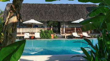 Outdoor pool, sun loungers