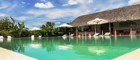 Una piscina al aire libre, tumbonas