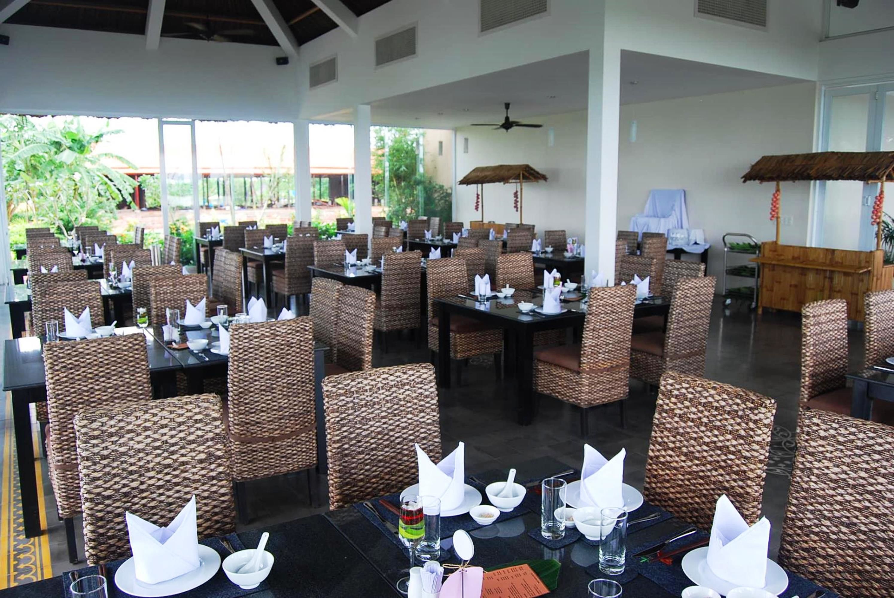 breakfast, lunch, dinner served; international cuisine