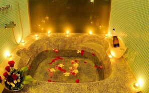 Phòng Deluxe, không hút thuốc, quang cảnh sông | Minibar, két bảo mật tại phòng, bàn, màn/rèm cản sáng 