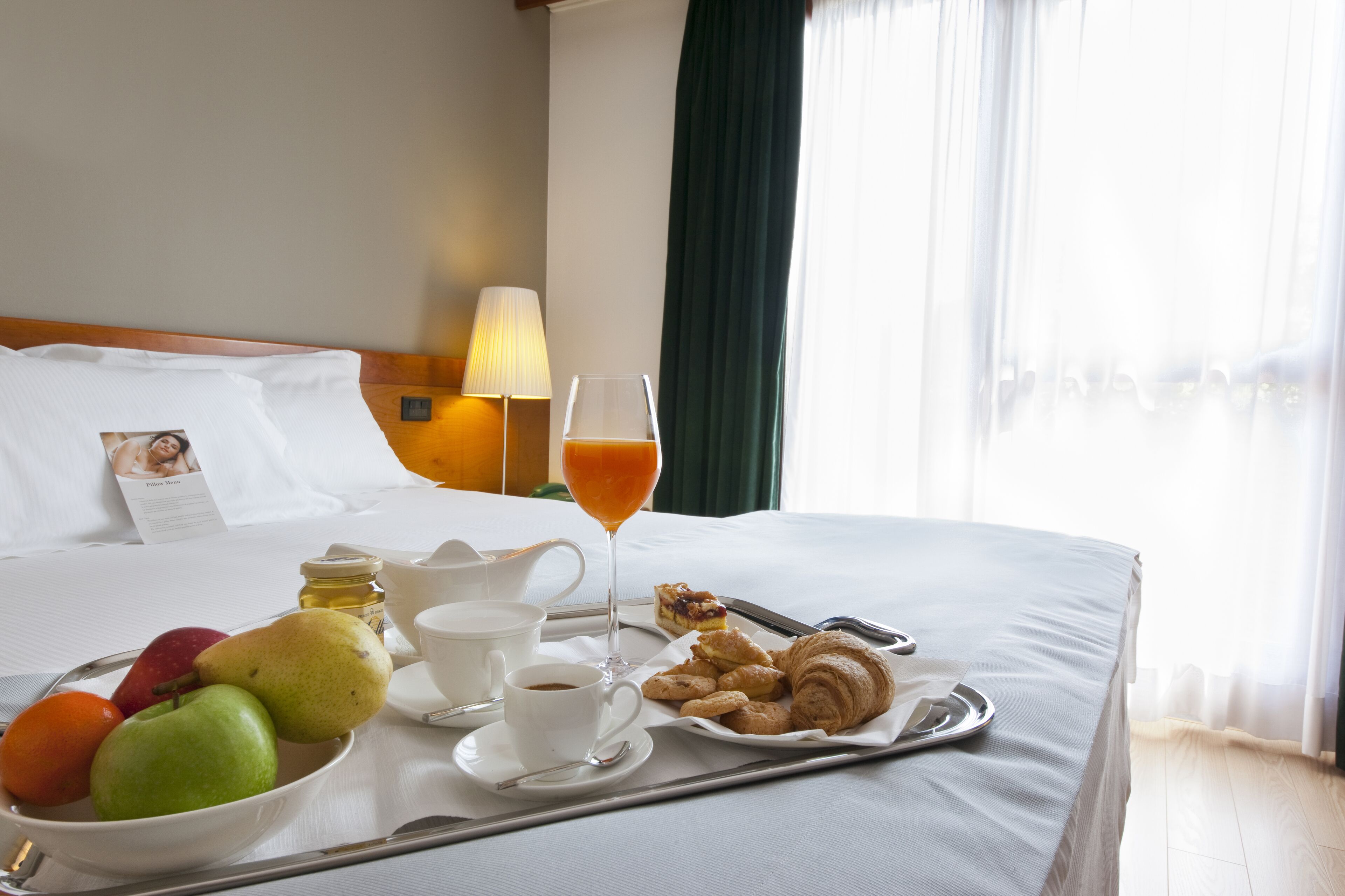 Daunenbettdecken, Schreibtisch, Verdunkelungsvorhänge, WLAN