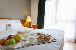 Cubrecamas, escritorio, cortinas blackout y wifi 