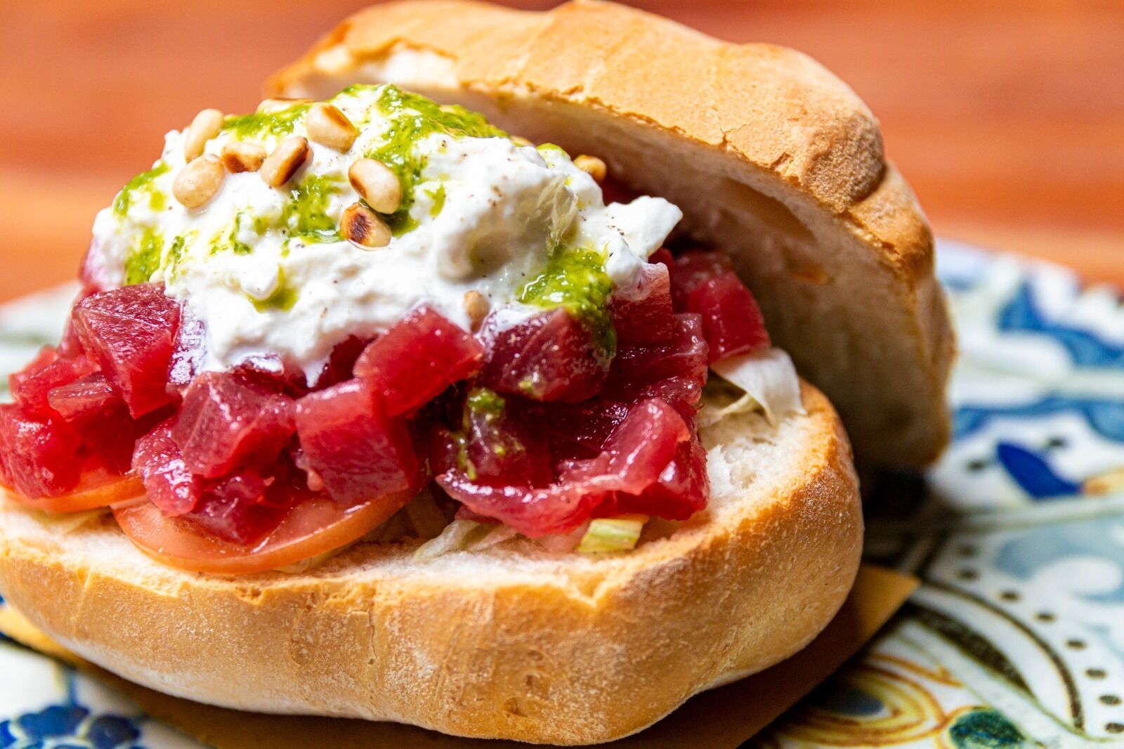 Un sandwich accompagné d’une portion de légumes marinés, le tout servi sur une assiette.