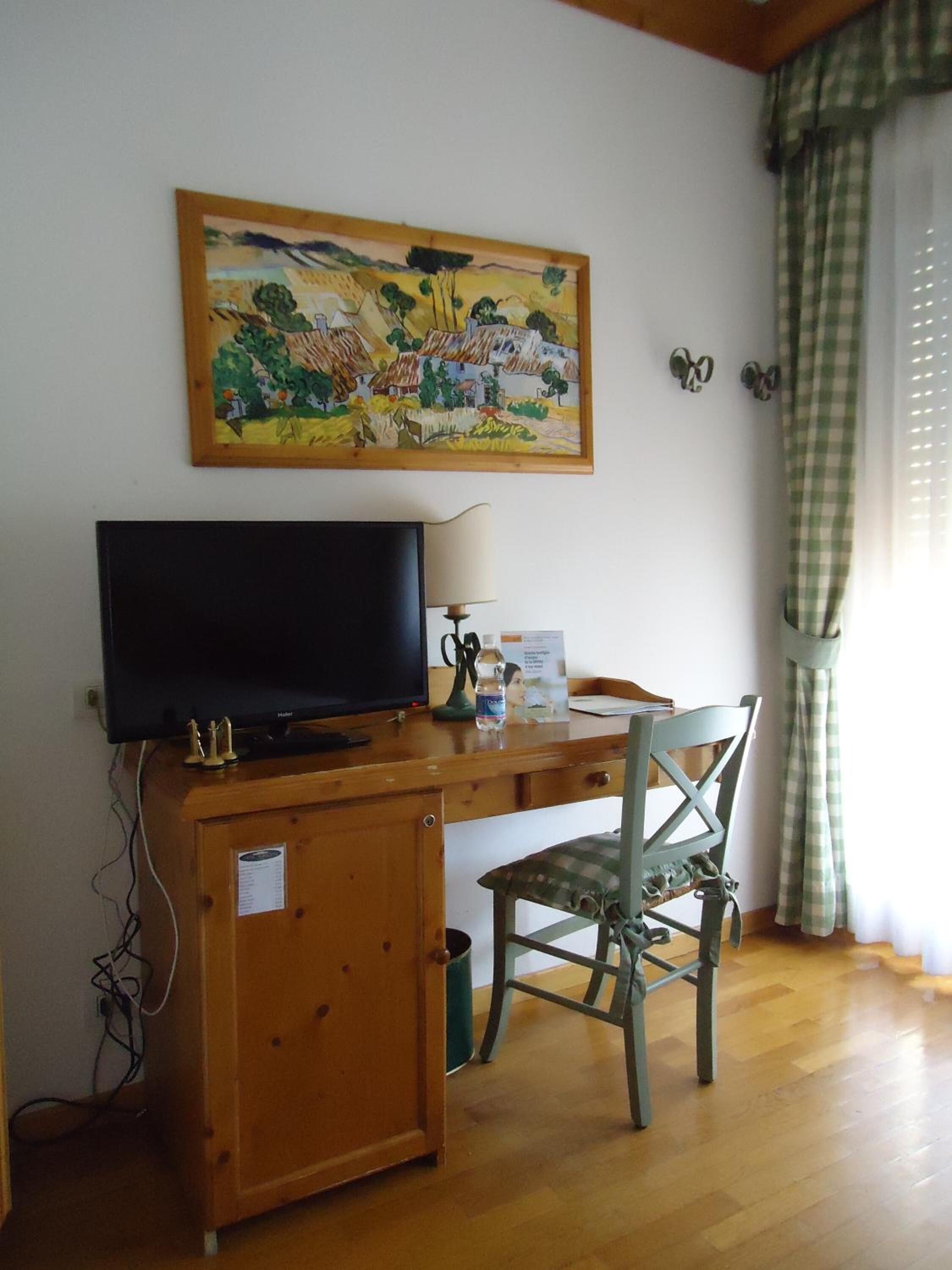 desk, free wifi, bed sheets