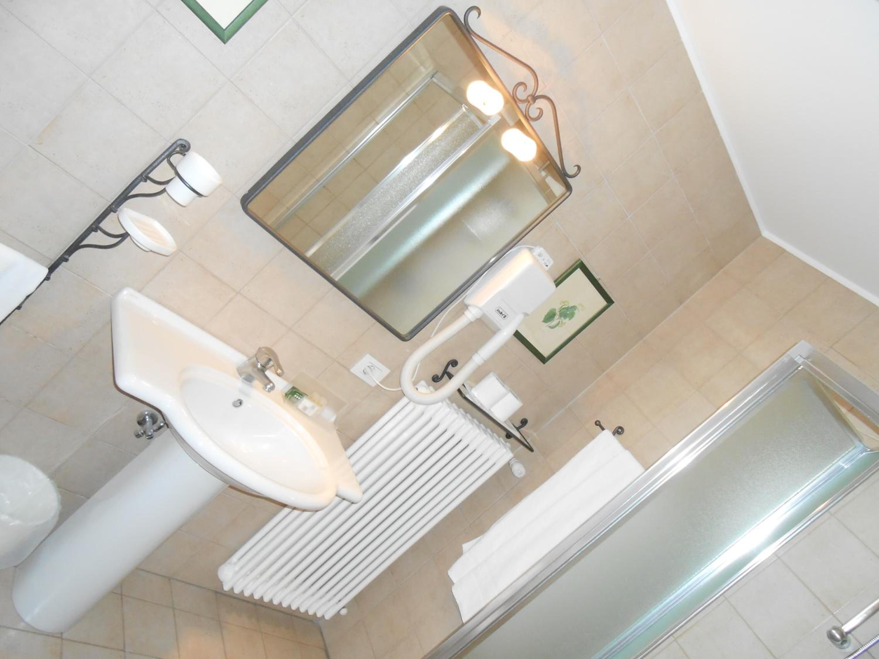 shower, rainfall showerhead, hair dryer, bidet