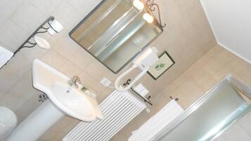 Een douche, een regendouche, een haardroger, een bidet