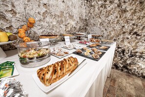 Free daily buffet breakfast - Antico Borgo (Chieti)