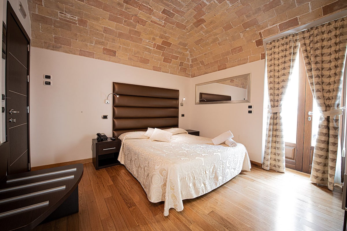 Premium bedding, down comforters, minibar, in-room safe
