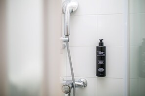 Dusche, Haartrockner, Bidet, Handtücher